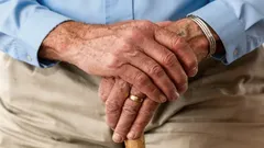 Efter 55 års ålder blir kroppen stel: den här stretchen återställer rörligheten på ett enkelt sätt