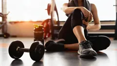 Kroppen vaknar utan gym: 5 hemmaträningar som aktiverar musklerna redan från första setet