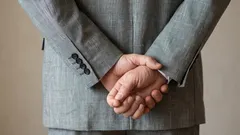 Vad säger det, ur ett psykologiskt perspektiv, att gå med händerna bakom ryggen? Expertens svar