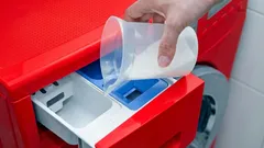 Tar bort kalkavlagringar, mögel och dålig lukt: strö bara detta i tvättmaskinen